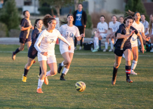 Dahlia Welter moves the ball down the field.